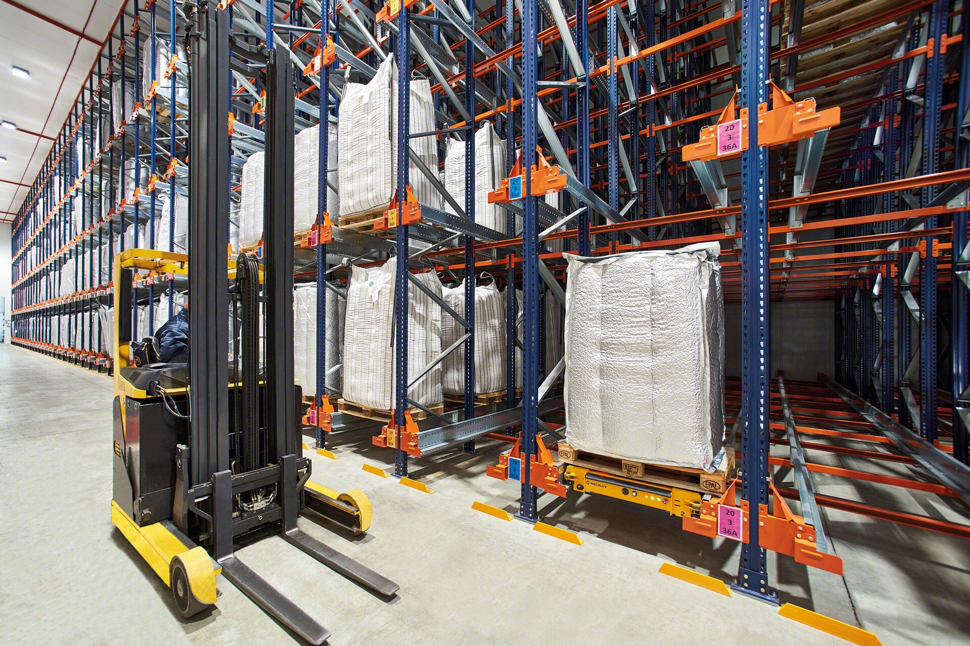Forklift trucks can insert the electric shuttle into up to 40 meters deep racks