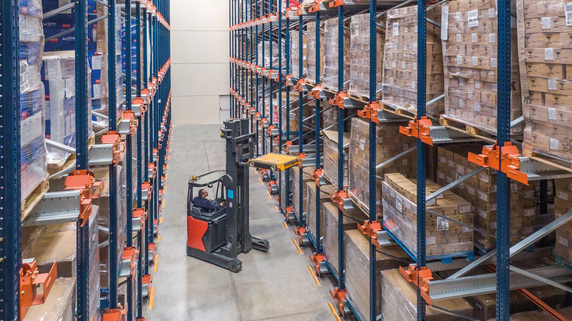 Forklift trucks place the shuttle in the storage channel to store or extract the goods in high-density systems