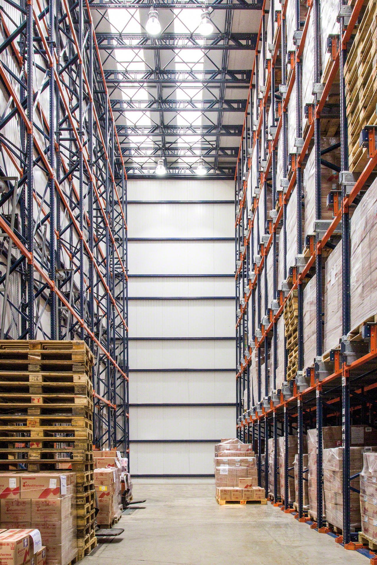 When combined with Rack Supported Buildings, the Pallet Shuttle can take full advantage of the warehouse space
