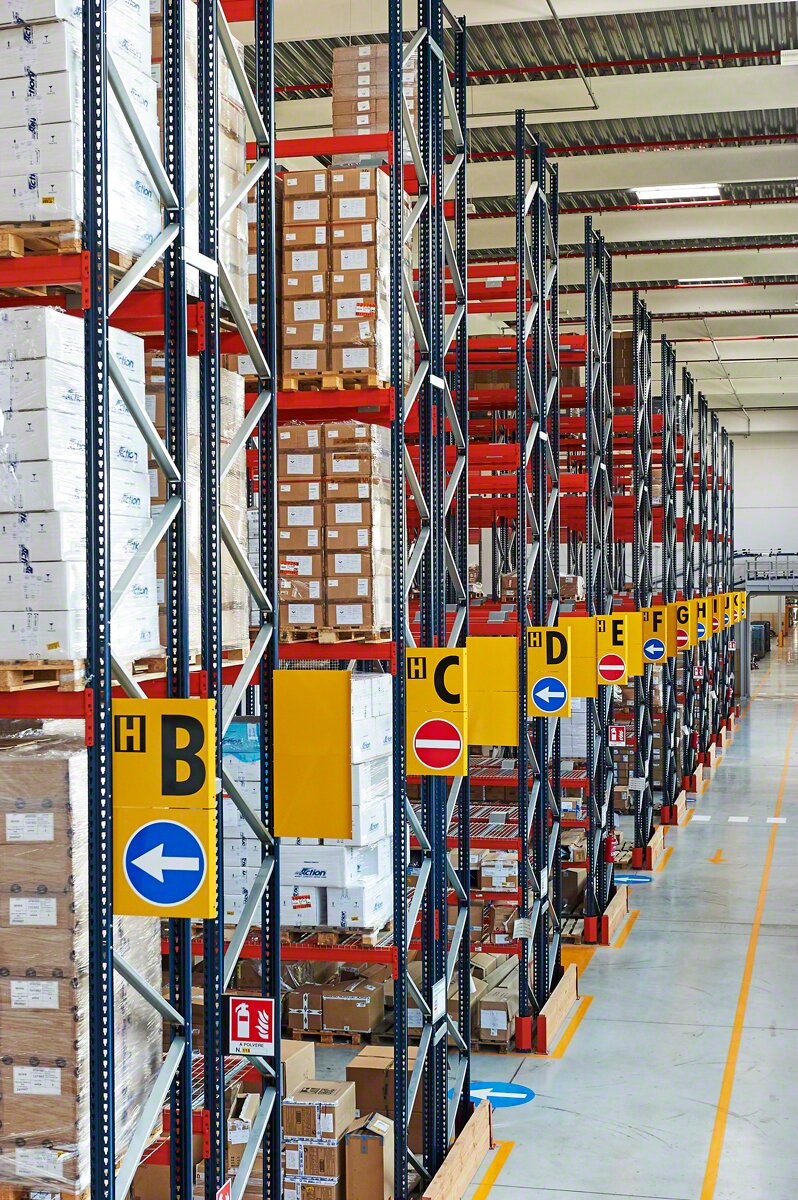 Signaling banners in the racking aisles