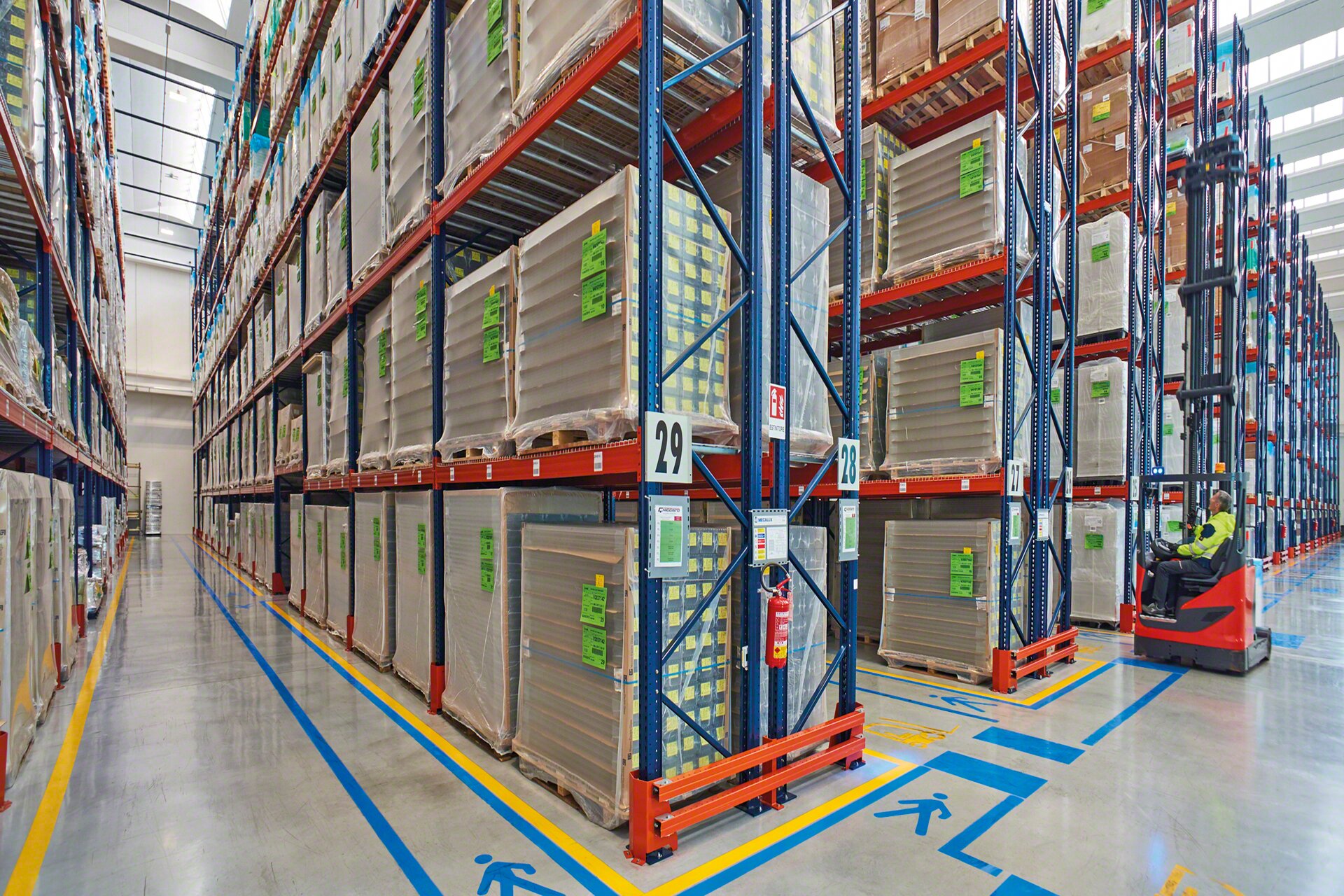 Signaling varies in the warehouse aisles and increases operator safety