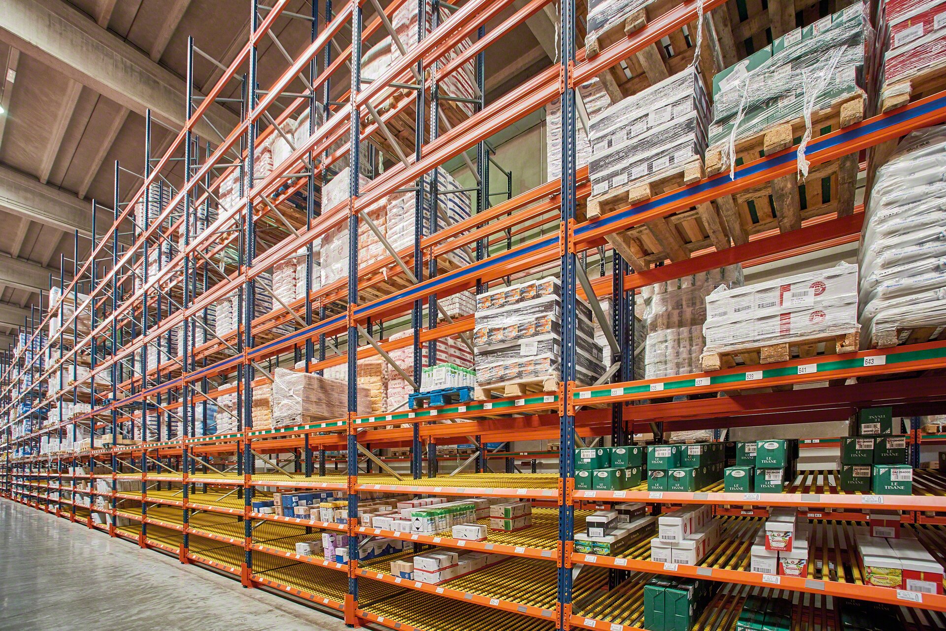 Pallet racks combined with carton flow racks for picking off lower levels