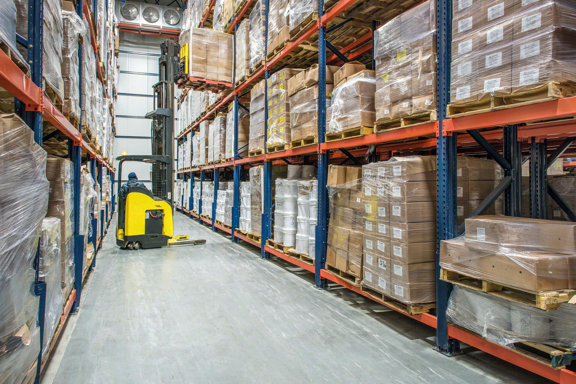 Pallet racks in a cold-storage chamber from the food and beverage sector