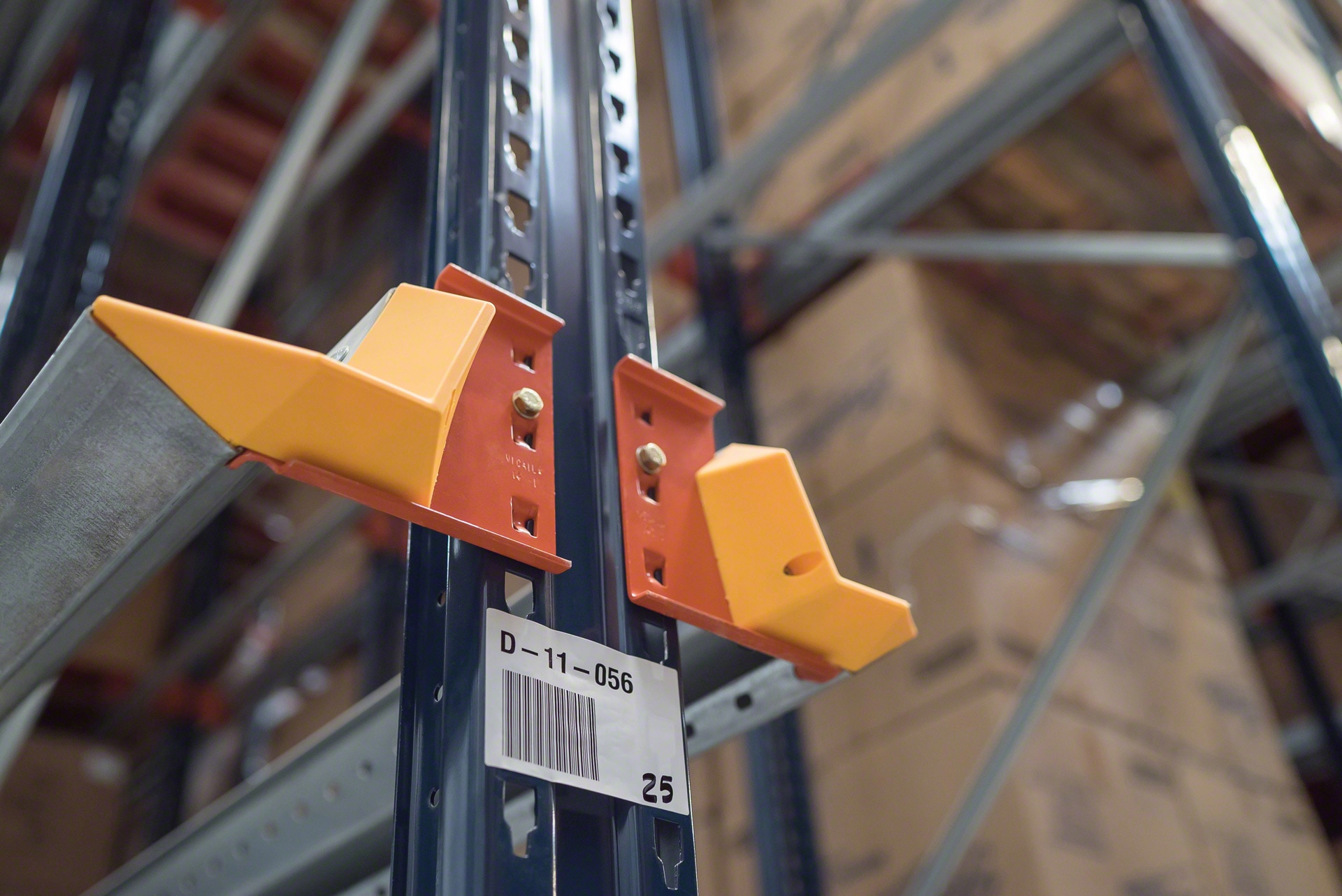 The pallet centralizer is a key element in drive-in shelving: it makes it easier for forklifts to handle the goods