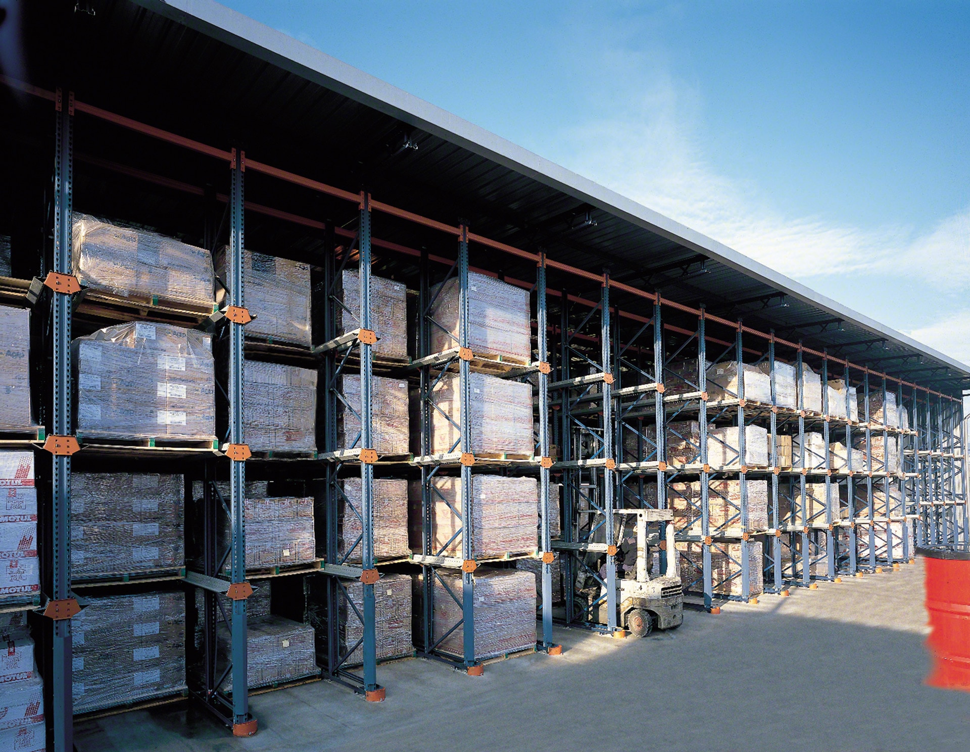 The storage channels of the drive-in racks can also be set up outdoors