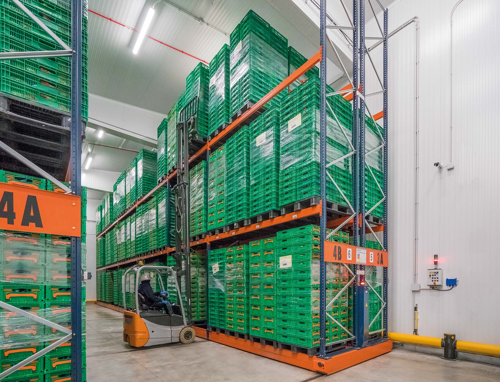 This mobile storage system is ideal for the food industry, where there are usually few pallets per SKU