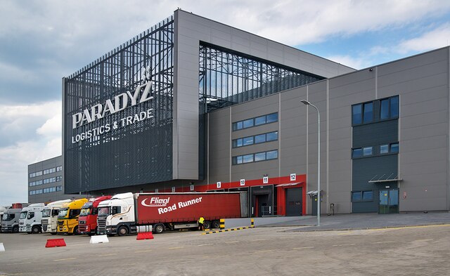 Mecalux has designed Ceramika Paradyż an automated clad-rack warehouse with a capacity for more than 20,200 pallets