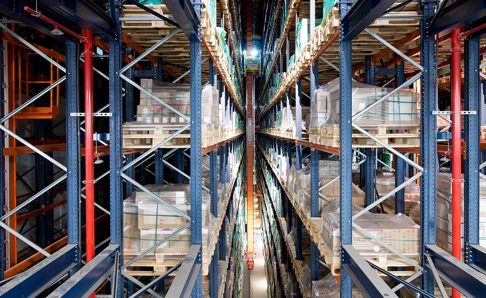 In each of the aisles, a stacker crane circulates that provides a constant flow of products without operator intervention, eliminating any logistics error due to manual management