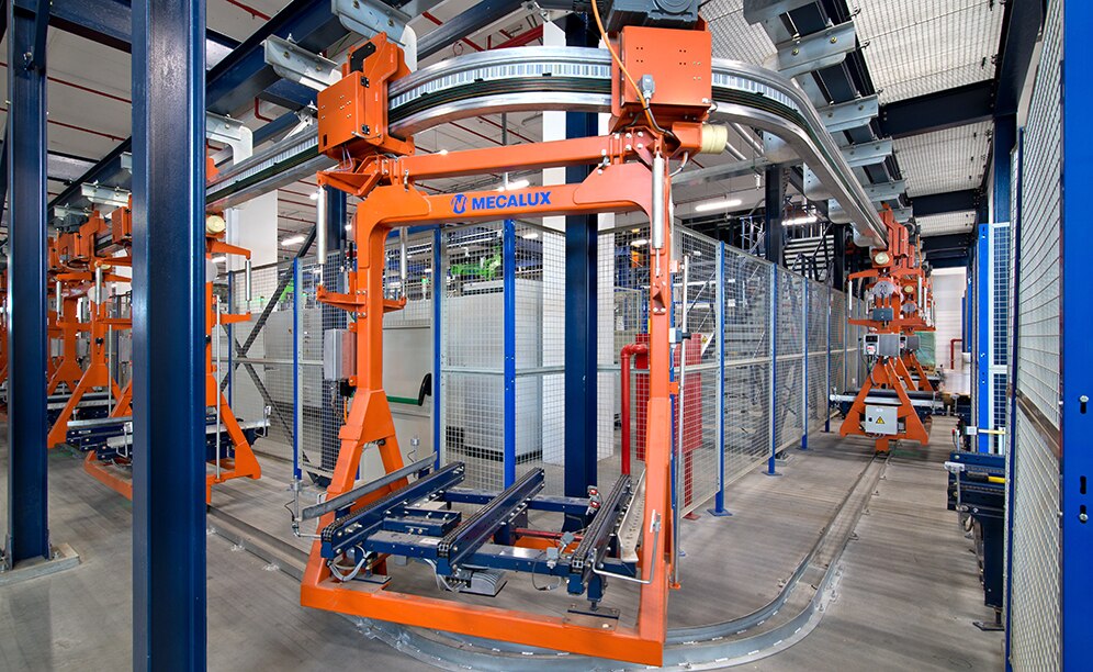 The electric monorails circulate in a closed circuit surrounding the picking area and connect this area to the entry and exit points of the warehouse and to ­consolidation