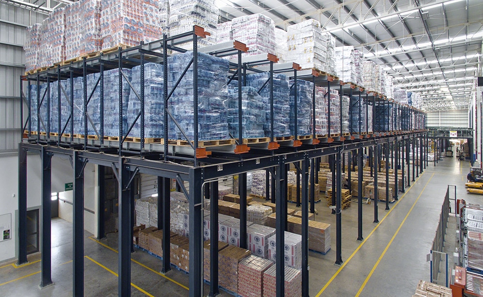 There are two levels of high-density racks with the semi-automatic Pallet Shuttle system installed on a 5 m high mezzanine floor