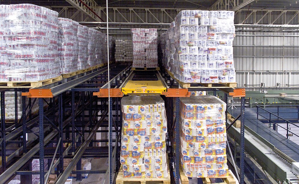 This racking area with the Pallet Shuttle system has a storage capacity of 512 pallets of 1,500 x 1,500 mm