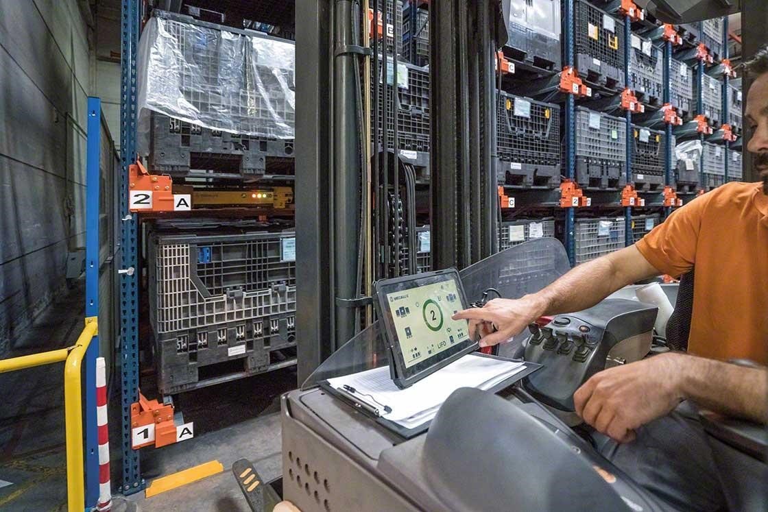Un operator gestionează Pallet Shuttle de la stivuitor printr-o tabletă cu ecran tactil