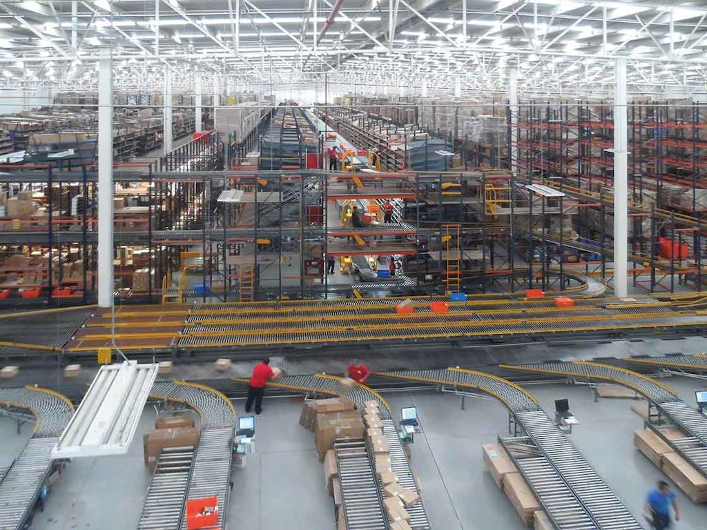 Sistemele automate și software-ul de gestionare a depozitelor eficientizează procesele, făcând livrările de pe ultimul kilometru/ultima milă mai precise Sistemele automate și software-ul de gestionare a depozitelor eficientizează procesele, făcând livrările de pe ultimul kilometru/ultima milă mai precise