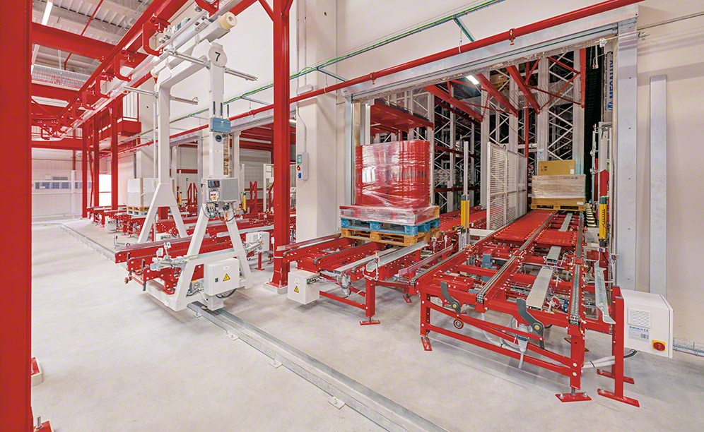 The electrified monorail system takes Würth products to the picking stations