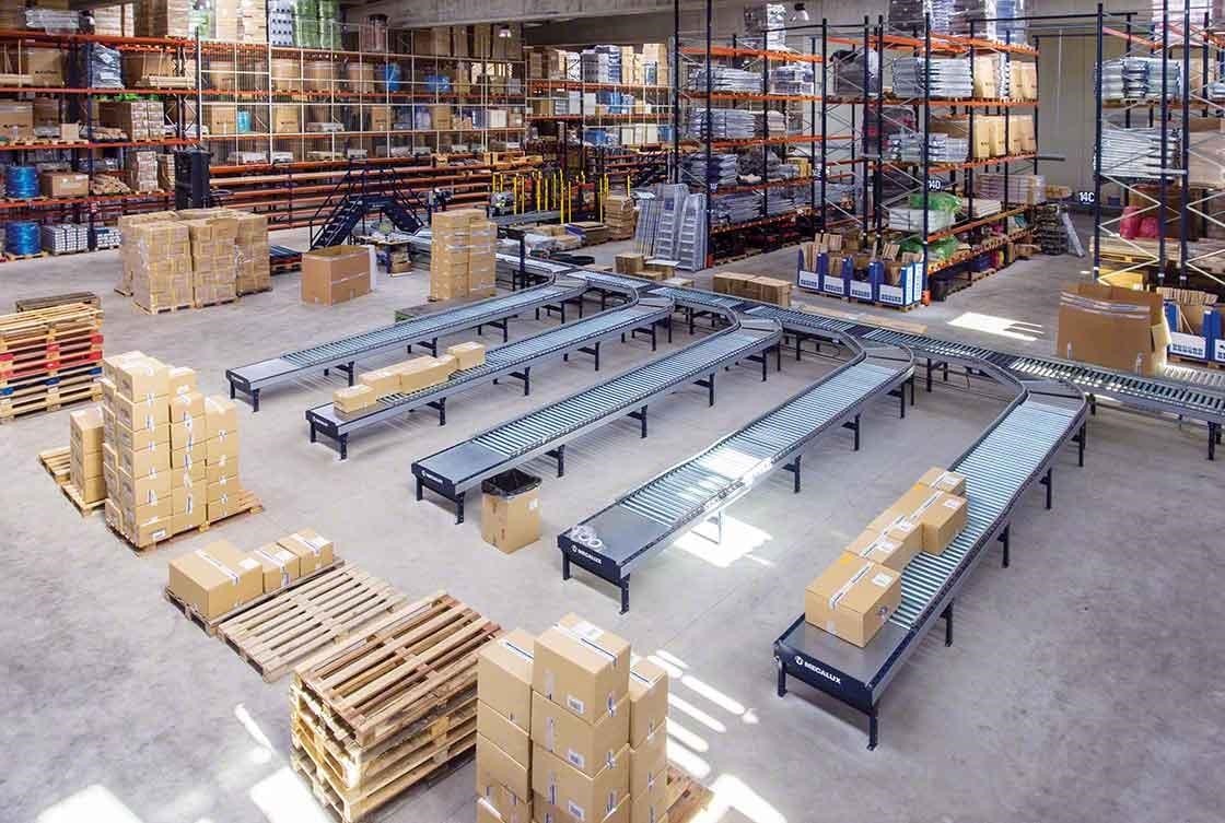 Circuitele transportoare reduc călătoriile în jurul unui depozit de comerț electronic