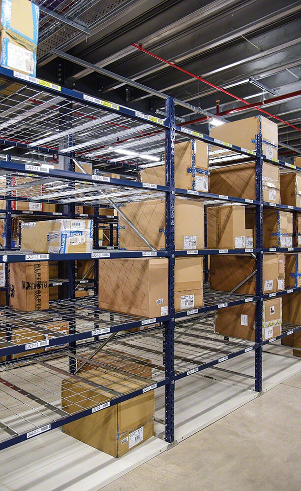 Rafturi Mecalux pentru picking la depozitul Decathlon