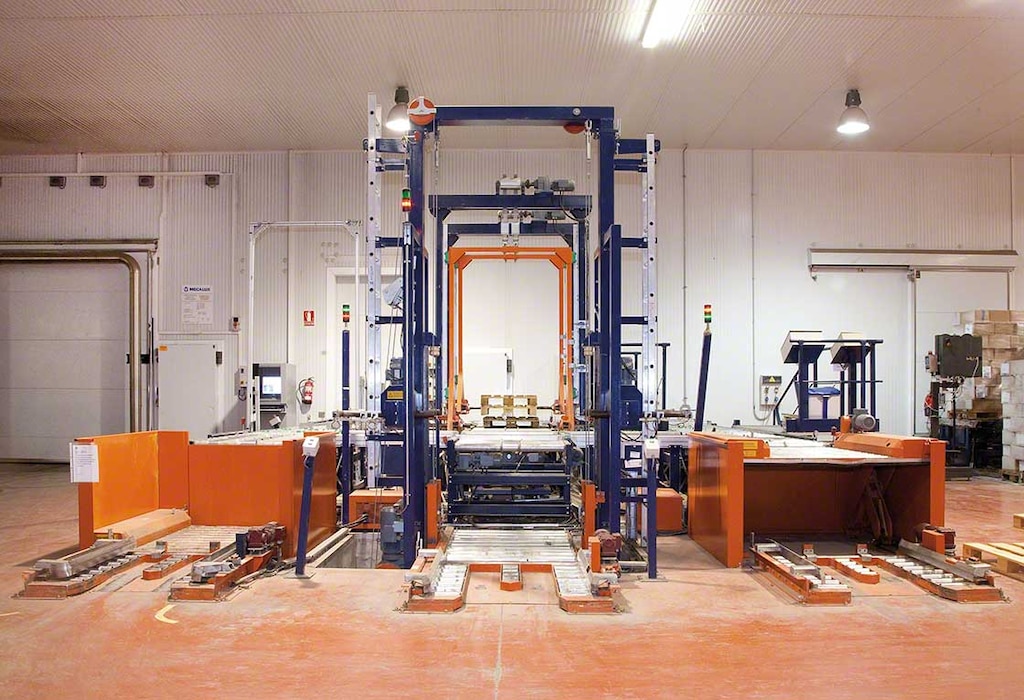 Punctele de control pentru paleți controlează intrările de paleți în instalație într-un mod complet automatizat Punctele de control pentru paleți controlează intrările de paleți în instalație într-un mod complet automatizat