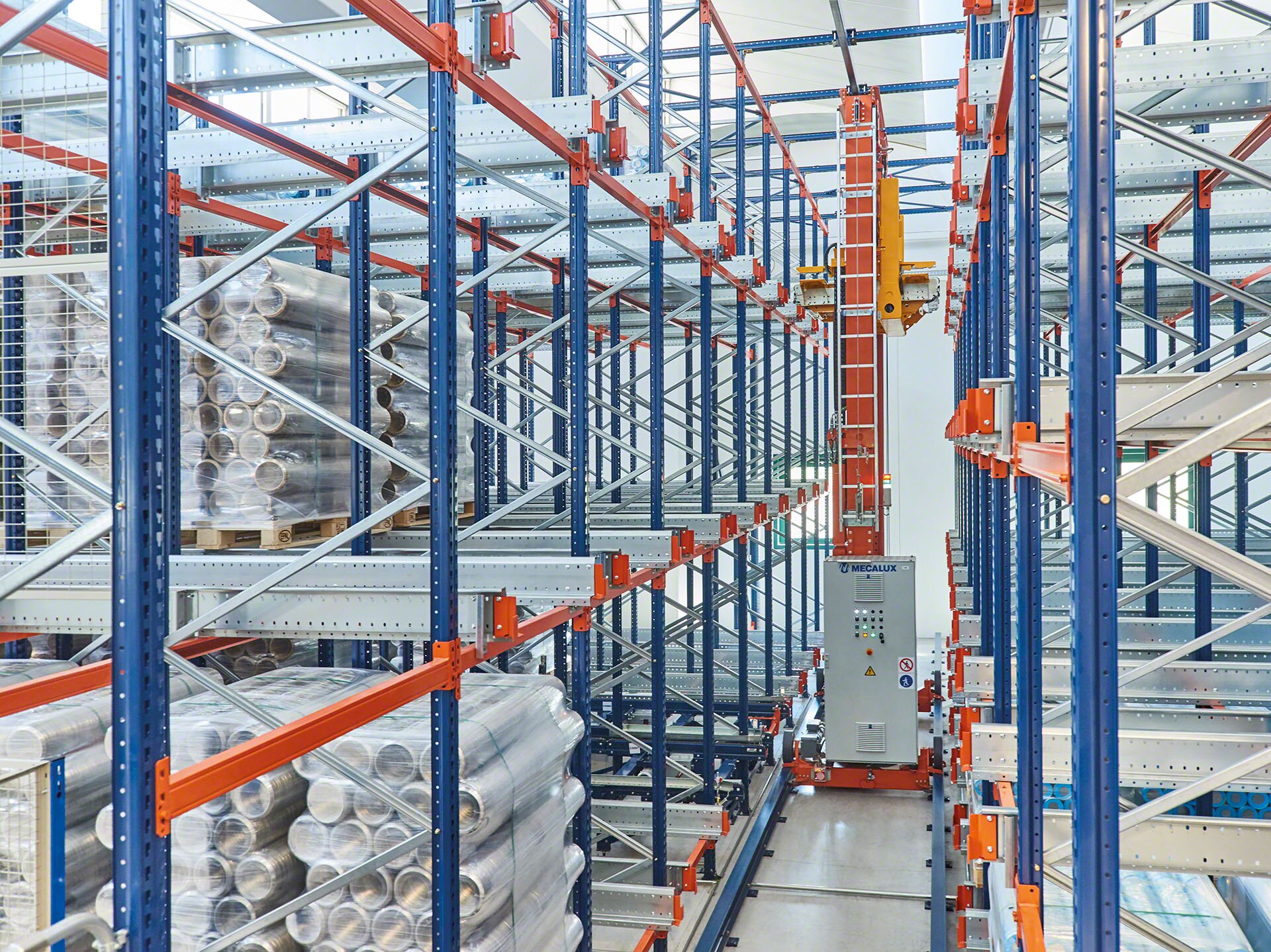 In automated warehouses, the APS is the ideal system for automating the loading and unloading of pallets