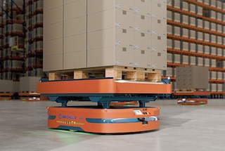 Roboții AMR transportă paleți în interiorul depozitului