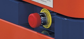 Fiecare robot AMR include butoane de siguranță care, atunci când sunt activate, îl opresc complet