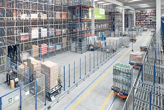 Căile electrice corectează diferite zone din interiorul unui depozit Căile electrice corectează diferite zone din interiorul unui depozit