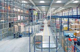 Un gard de securitate restrânge accesul în zona de operare a sistemului de monoșină electrificată Un gard de securitate restrânge accesul în zona de operare a sistemului de monoșină electrificată