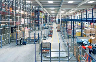 Un gard de securitate restrânge accesul în zona de operare a sistemului de monoșină electrificată